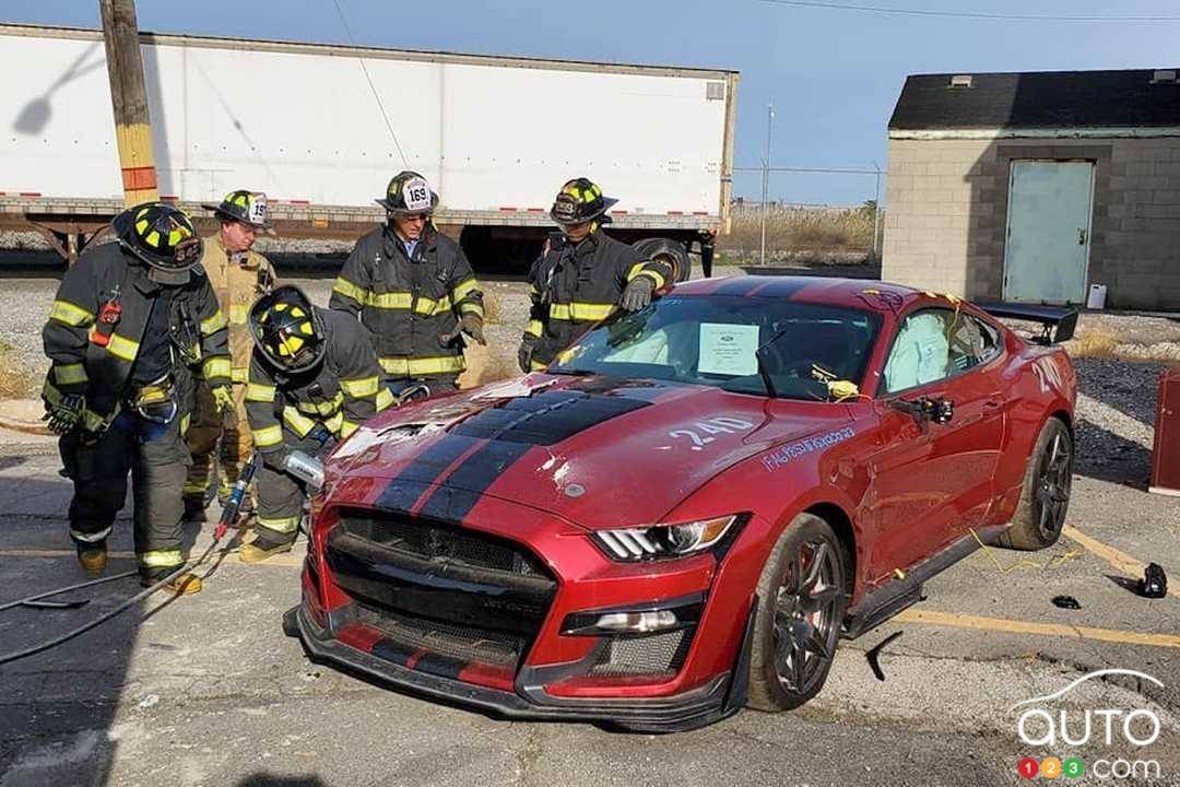 Les pompiers préparant la Shelby GT500